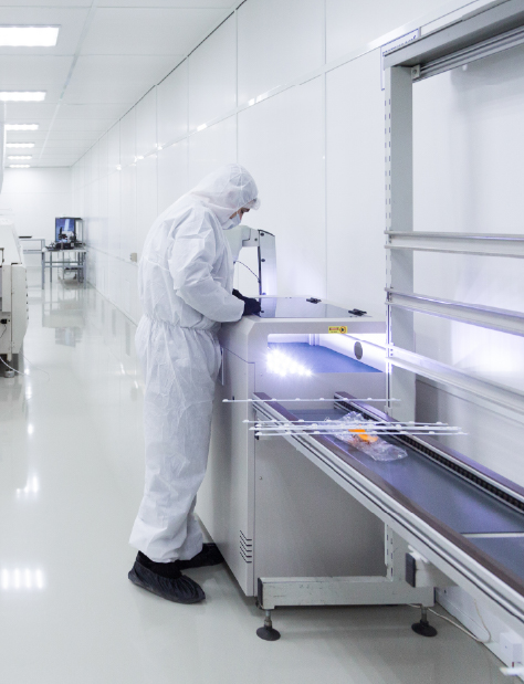 Imagen de dos personas en un laboratorio.