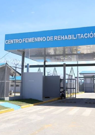 Entrada del Centro Femenino de rehabilitación la Esmeralda